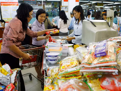 Tăng lương tối thiểu để góp phần tái tạo sức lao động là điều hết sức cần thiết. Ảnh: Hồng Vĩnh