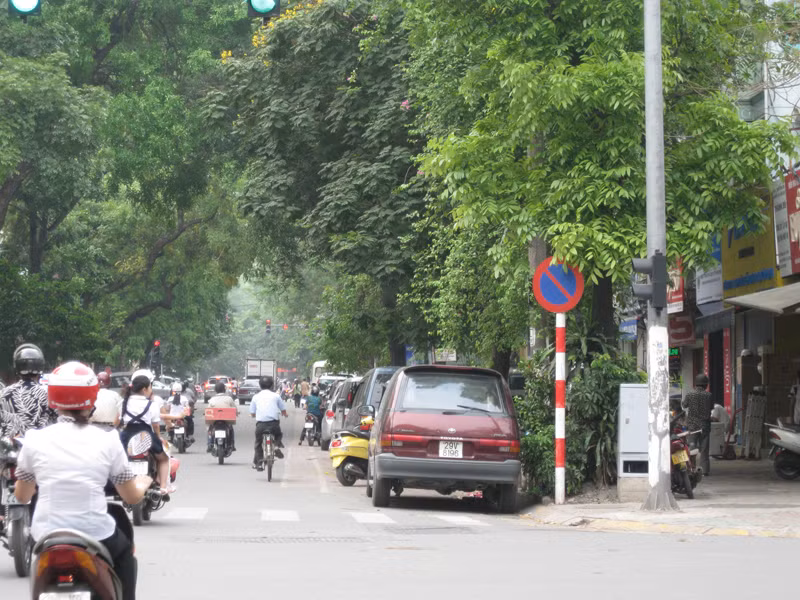 Dù biết mức phạt lên đến 500.000 đồng song các chủ xe vẫn liều đỗ xe nơi biển cấm