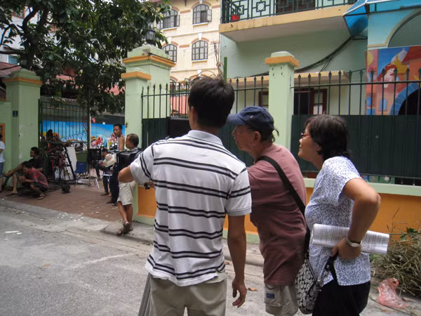 Đạo diễn Nhuệ Giang chỉ đạo tại phim trường Không có Eva. Ảnh: HD