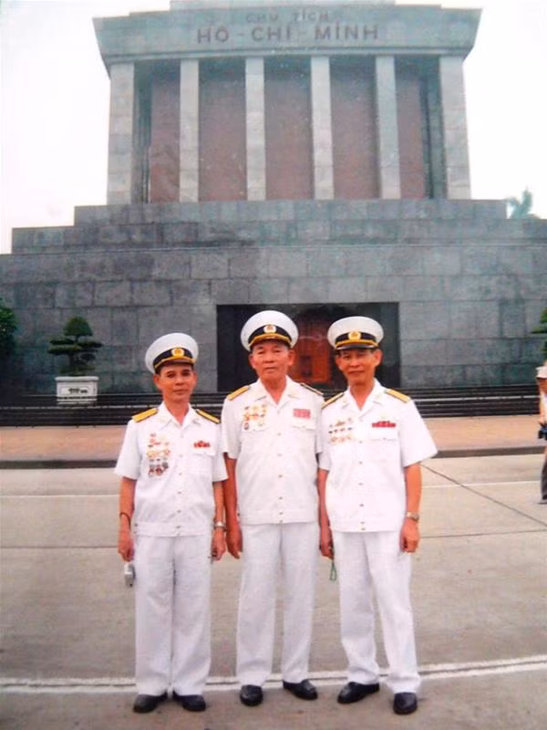 Từ phải qua: Đại tá Phạm Duy Tam, Nguyễn Văn Đức và Nguyễn Xuân Thơm (các thuyền trưởng tàu không số khác) trong một lần thăm Lăng Bác (Ảnh: Nhân vật cung cấp) Từ phải qua: Đại tá Phạm Duy Tam, Nguyễn Văn Đức và Nguyễn Xuân Thơm (các thuyền trưởng tàu không số khác) trong một lần thăm Lăng Bác (Ảnh: Nhân vật cung cấp)
