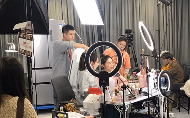 Cơ quan thuế yêu cầu rà soát việc nộp thuế của cá nhân livestream bán hàng trên mạng. (Ảnh: VNN).