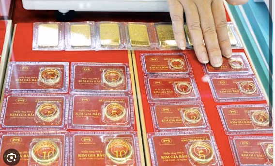 Giá vàng nhẫn tròn trơn bán ra 77,65 triệu đồng/lượng, giá vàng miếng SJC 79,8 triệu đồng/lượng. Ảnh: PQ.