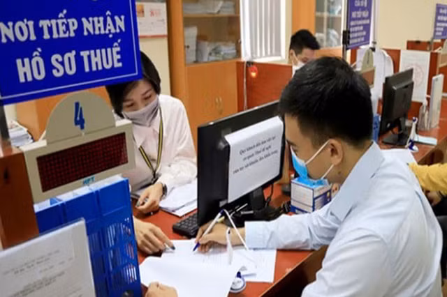 Người dân làm thủ tục kê khai thuế. (Ảnh: VGP). Người dân làm thủ tục kê khai thuế. (Ảnh: VGP).