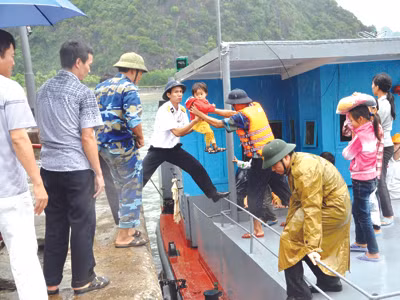 Chiến sĩ lữ đoàn hải quân 170 đưa trẻ em, người già tại các làng chài tránh bão Ảnh: TD