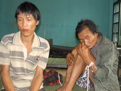 Cha con ông Hồ Văn Thanh – Hồ Văn Lang tại Trung tâm y tế huyện Tây Trà. Cha con ông Hồ Văn Thanh – Hồ Văn Lang tại Trung tâm y tế huyện Tây Trà