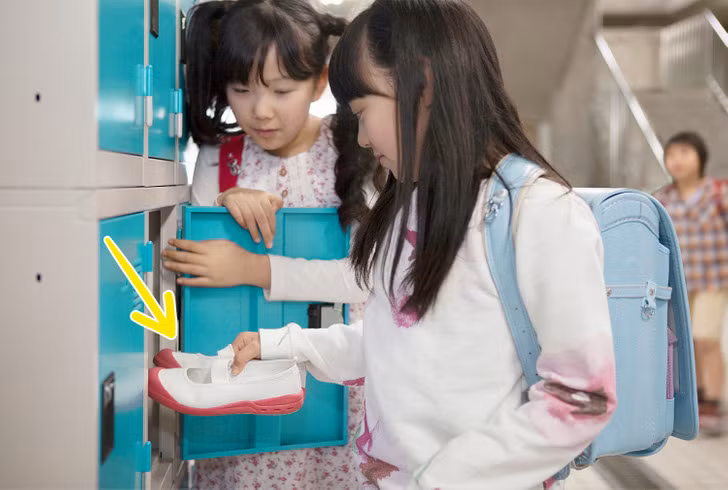 Khi học sinh vào đến trường, các em sẽ để giày trong locker.
