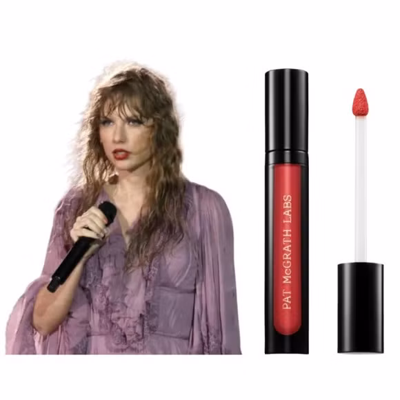 Taylor đã dùng màu son này trong MV Bejeweled của cô ấy và suốt những đêm diễn ra concert trong khuôn khổ The Eras Tour.