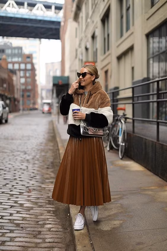 Nếu bạn là một cô gái có dáng người thấp bé, hãy mạnh dạn nắm bắt trend váy maxi đừng bỏ qua nó vì những quy tắc đã lỗi thời nhé Nếu bạn là một cô gái có dáng người thấp bé, hãy mạnh dạn nắm bắt trend váy maxi đừng bỏ qua nó vì những quy tắc đã lỗi thời nhé