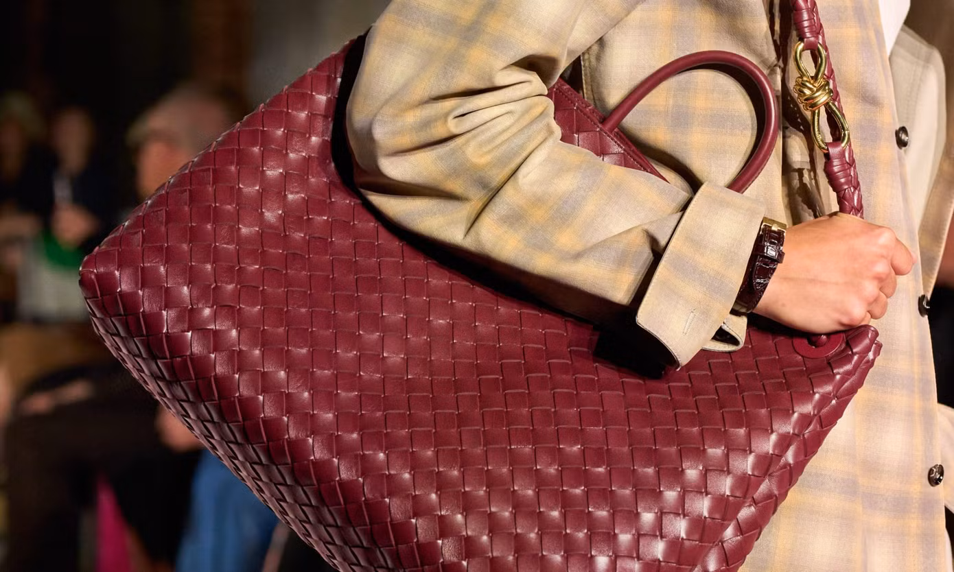 Chiếc túi Andiamo intrecciato của nhà mốt Bottega Veneta được các tín đồ thời trang nam lẫn nữ yêu thích.