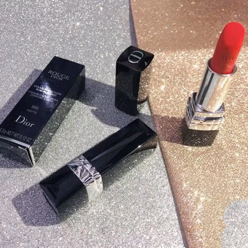 Dior Rouge 999 luôn được xếp vào hàng ngũ “những kẻ thống trị” trong lĩnh vực làm đẹp.