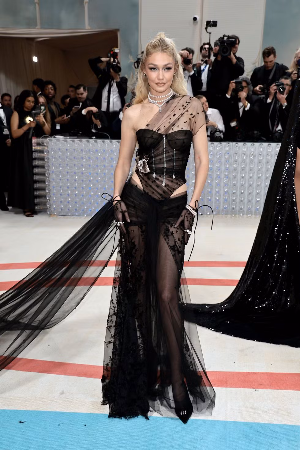 Bella Hadid mặc đồ Givenchy.