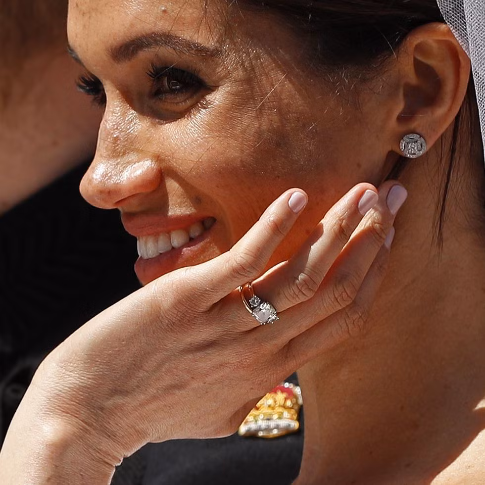 Meghan - "nàng dâu showbiz" cũng tự động thay màu sơn móng tay sau khi kết hôn.
