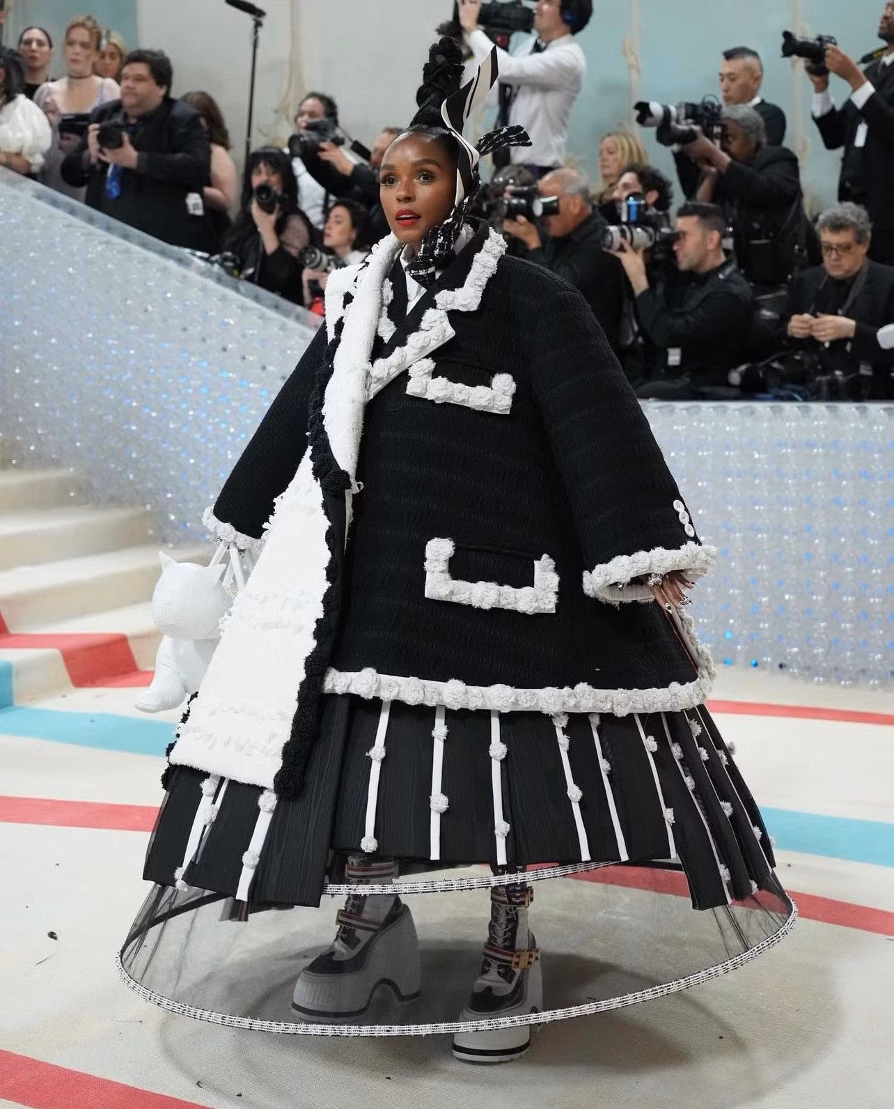 Năm nào thì màn biến hình trên thảm đỏ cũng được sử dụng hiệu quả ở Met Gala.