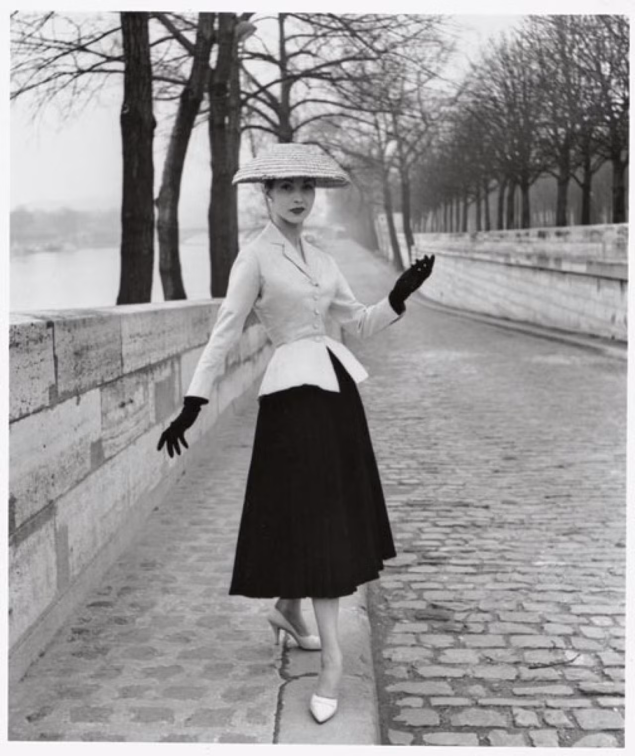 Thời trang Pháp đã bước sang một trang mới khi Christian Dior giới thiệu BST đầu tiên của mình vào năm 1947.