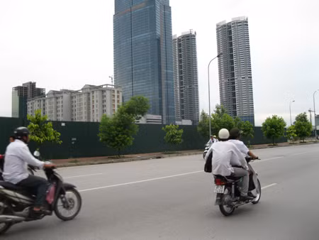 Dọc tuyến đường Mễ Trì là dãy rào chắn bằng tôn kéo suốt dọc đường Mễ Trì. Đây là những khu đất dự án BĐS nằm in suốt thời quan qua