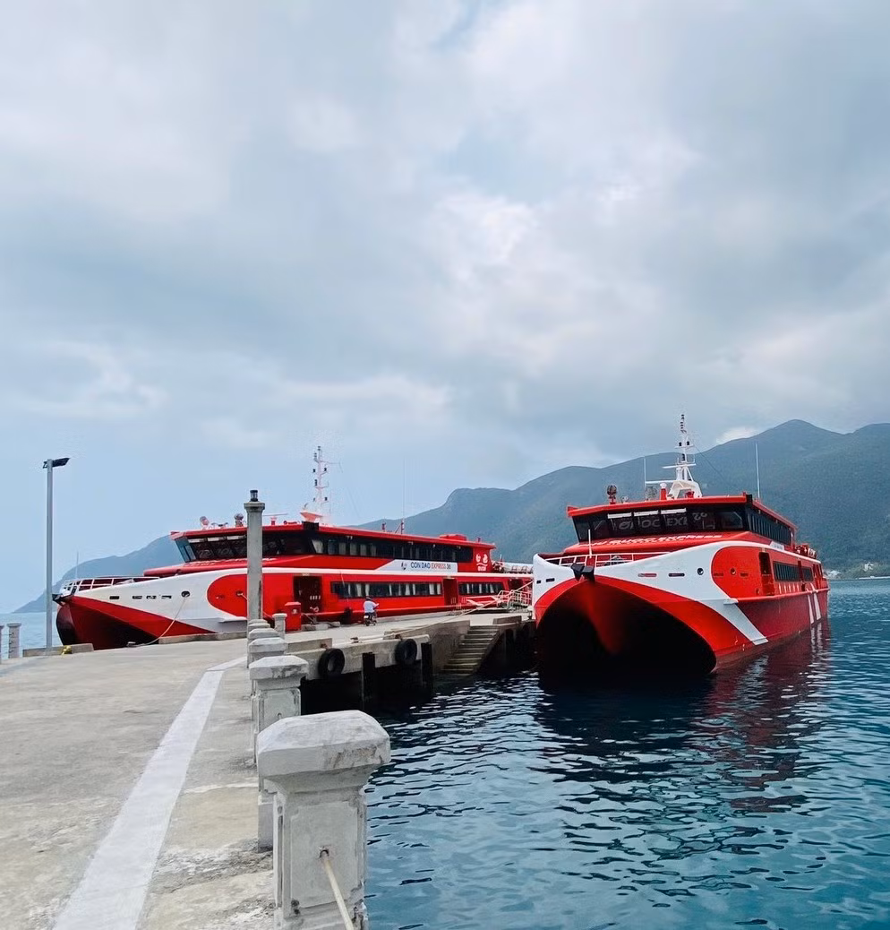 Tàu cao tốc tại Cảng tàu khách (Vịnh Côn Sơn - Côn Đảo). Tàu cao tốc tại Cảng tàu khách (Vịnh Côn Sơn - Côn Đảo).