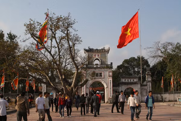 Nhiều người đổ về đền Trần đi lễ cầu may trước ngày Khai ấn