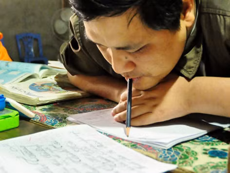“Thầy giáo” Trường ở thôn Nhân Lý, xã Nam Phương Tiến (Chương Mỹ Hà Nội) bị teo cơ bẩm sinh