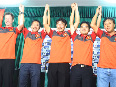 HLV trưởng Phan Thanh Hùng (giữa) cùng BHL ĐTQG. Ảnh: VSI