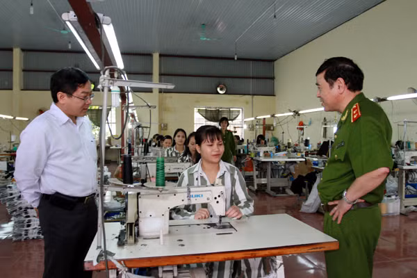 Đại diện ban tổ chức chương trình đã thăm hỏi những người đang cải tạo tại trại Thanh Xuân