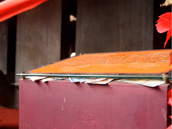 Tiền ở các bục giới thiệu