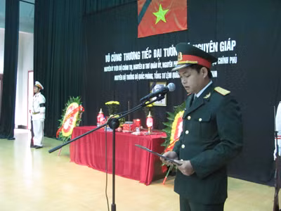 Thượng uý Nguyễn Văn Tiến (Ban Quân lực Lạng Sơn) đọc lời hứa trước anh linh Đại tướng Võ Nguyên Giáp