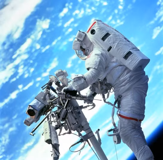 Phi hành gia Steven L. Smith của NASA làm việc trên không gian năm 1999