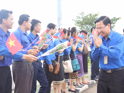 Thanh niên, thiếu nhi tỉnh Sạ Vẳn Nạ Khệt đón đoàn đại biểu Việt Nam. Ảnh: Minh Thùy 