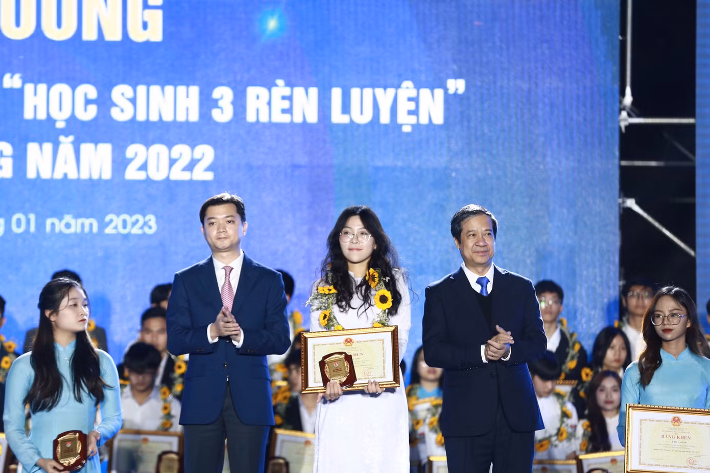 Bộ trưởng Bộ GD&ĐT (bên phải) và anh Nguyễn Minh Triết, Bí thư T.Ư Đoàn, Chủ tịch T.Ư Hội SVVN trao tặng danh hiệu "Học sinh 3 rèn luyện" cấp T.Ư năm 2022 Bộ trưởng Bộ GD&ĐT (bên phải) và anh Nguyễn Minh Triết, Bí thư T.Ư Đoàn, Chủ tịch T.Ư Hội SVVN trao tặng danh hiệu "Học sinh 3 rèn luyện" cấp T.Ư năm 2022