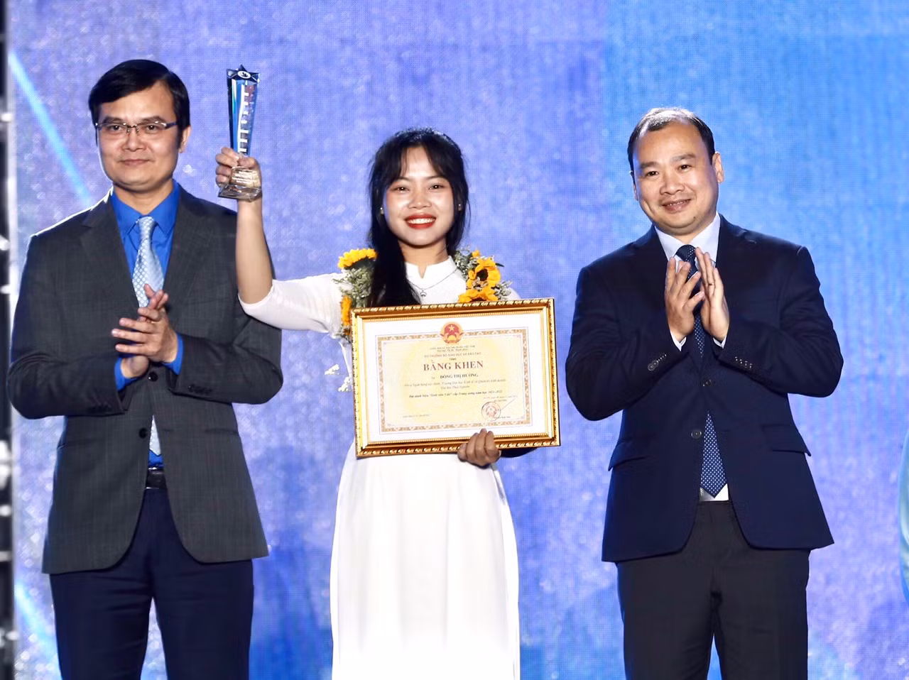 Bí thư thứ nhất T.Ư Đoàn Bùi Quang Huy (bên trái) và Phó Trưởng ban Tuyên giáo T.Ư Lê Hải Bình trao tặng danh hiệu "Sinh viên 5 tốt" cấp T.Ư năm 2022. ẢNH: BẢO ANH Bí thư thứ nhất T.Ư Đoàn Bùi Quang Huy (bên trái) và Phó Trưởng ban Tuyên giáo T.Ư Lê Hải Bình trao tặng danh hiệu "Sinh viên 5 tốt" cấp T.Ư năm 2022. ẢNH: BẢO ANH