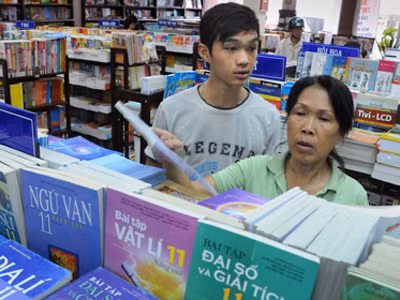 Phụ huynh và học sinh chọn mua sách giáo khoa chuẩn bị cho năm học mới Ảnh: Minh Đức