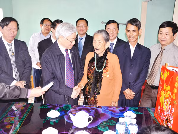Tổng Bí thư Nguyễn Phú Trọng thăm hỏi và tặng quà cho Mẹ VNAH Nguyễn Thị Chiến. Ảnh: N.T