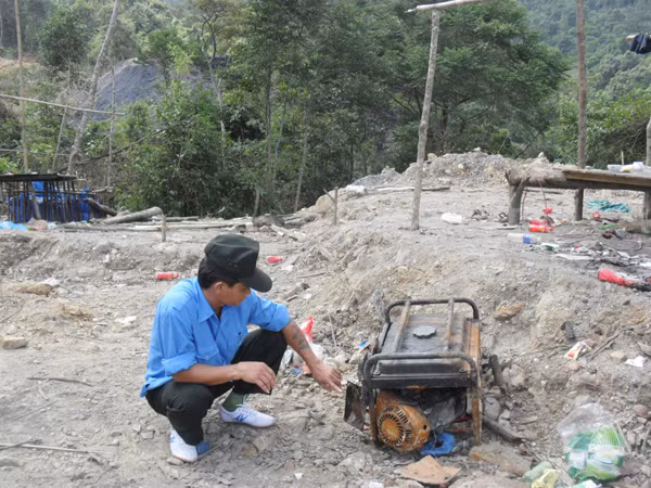 Lán trại khai thác than tặc để lại. Ảnh: T.D