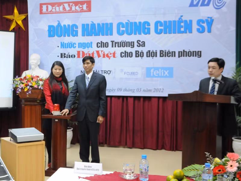 Ông Vũ Hữu Nghị, Tổng biên tập báo Đất Việt và bà Trần Thị Hoài Thu, Phó Giám đốc Kênh VTC1, Đài Truyền hình kỹ thuật số VTC ấn nút khởi động chương trình 'Đồng hành cùng chiến sĩ'