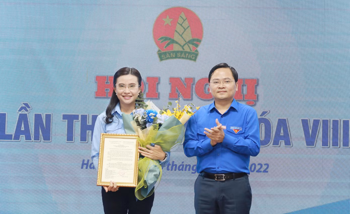 Anh Nguyễn Anh Tuấn, Bí thư thứ nhất T.Ư Đoàn trao quyết định công nhận Chủ tịch Hội đồng Đội T.Ư đối với chị Nguyễn Phạm Duy Trang, Bí thư T.Ư Đoàn. Ảnh: Bảo Anh
