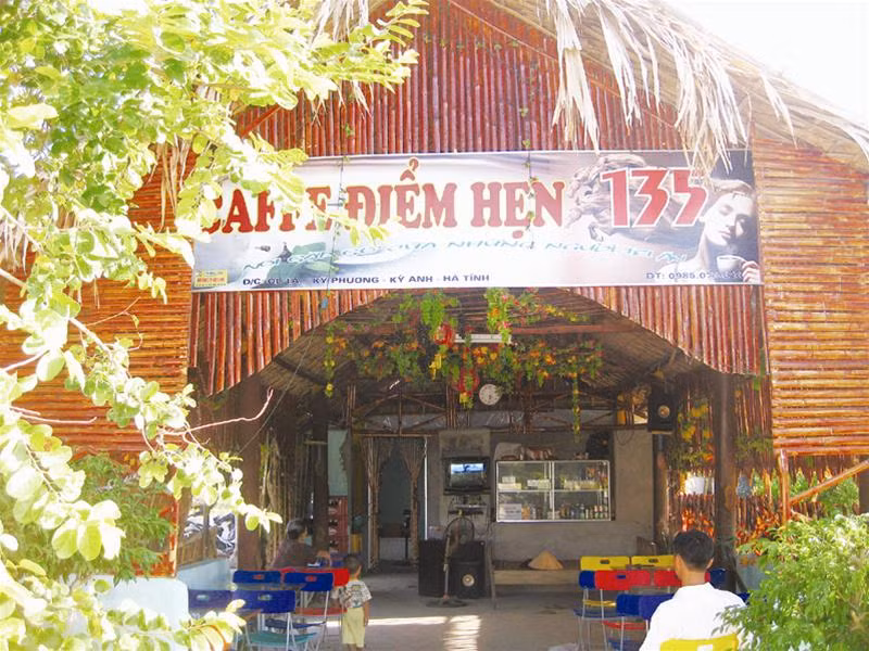 Một điểm hẹn của thanh niên vùng dự án xã Kỳ Phương, Kỳ Anh, Hà Tĩnh. Ảnh: Nguyễn Hà