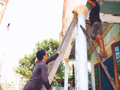 Chống đỡ nhà cửa sau động đất Ảnh: Nguyễn Thành