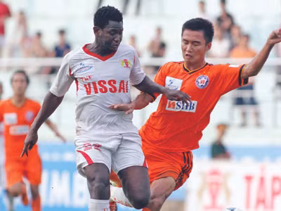Moussa (trái) trở thành cầu thủ đầu tiên ghi bốn bàn trong một trận tại V-League năm nay. ảnh: VSI