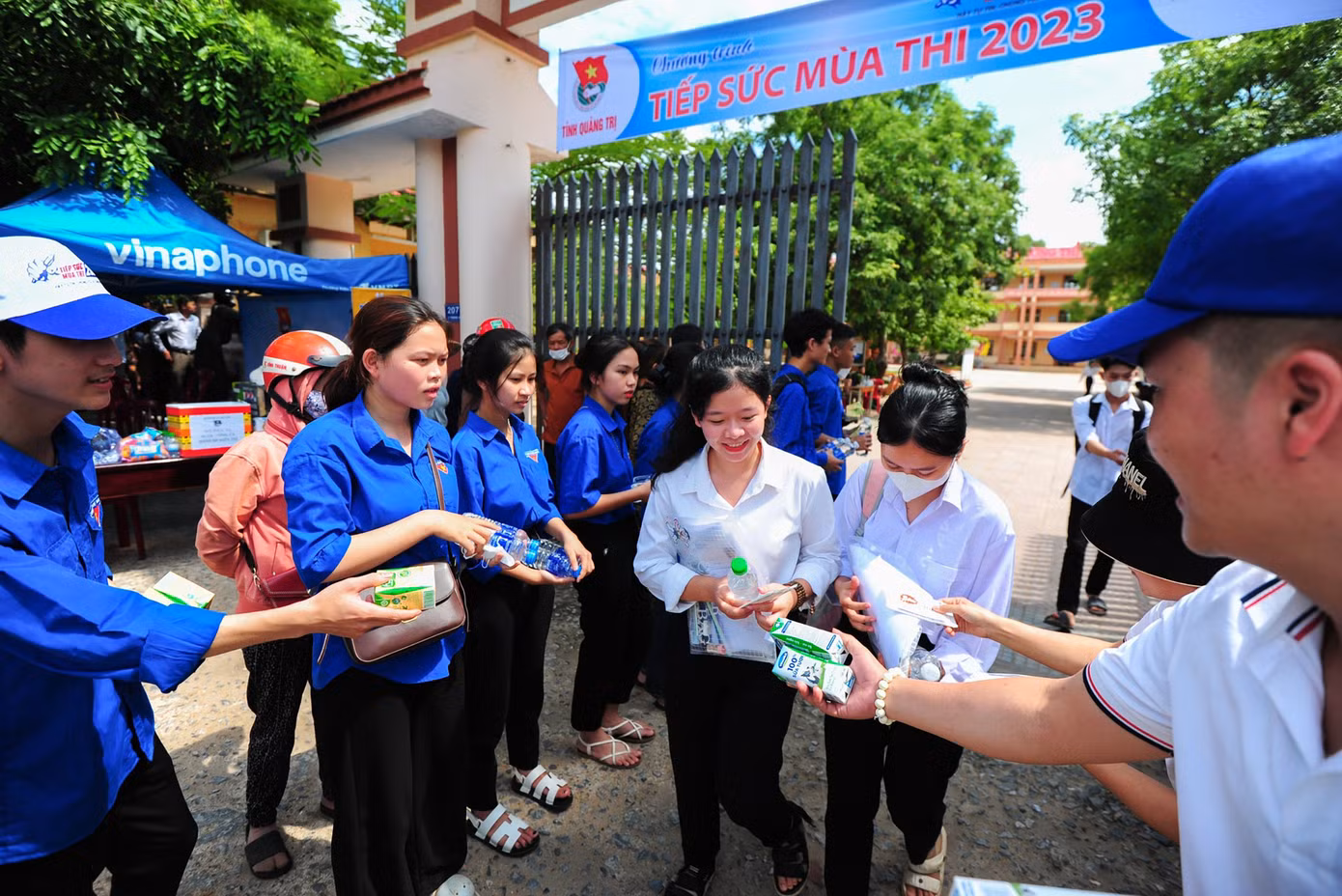 Tiếp sức cho thí sinh.