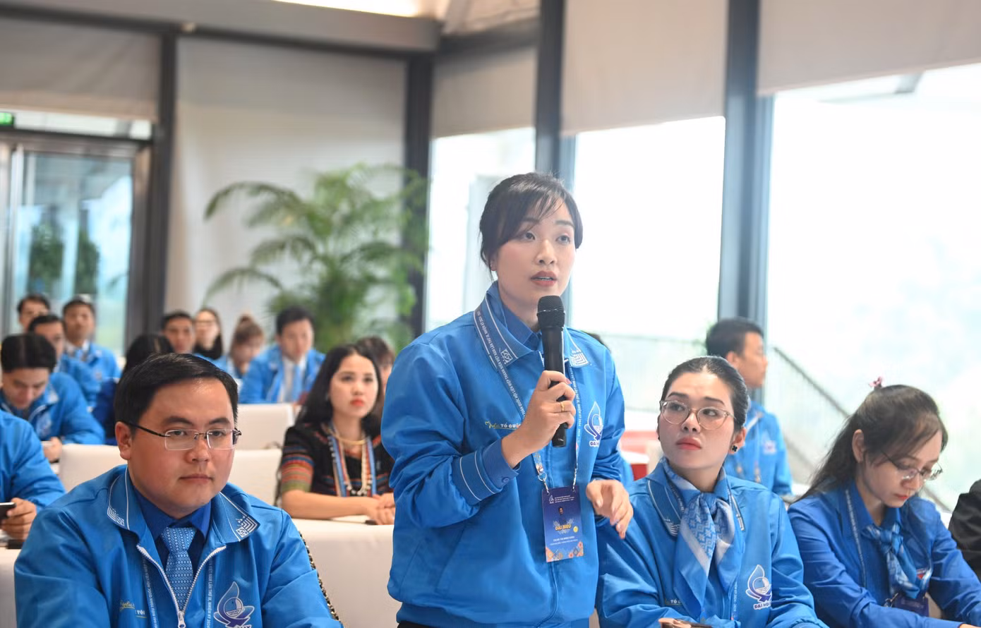 Chị Hà Thị Minh Châu - Bí thư Quận Đoàn, Chủ tịch Hội LHTN Quận Lê Chân, (TP. Hải Phòng) chia sẻ tham luận tại toạ đàm.