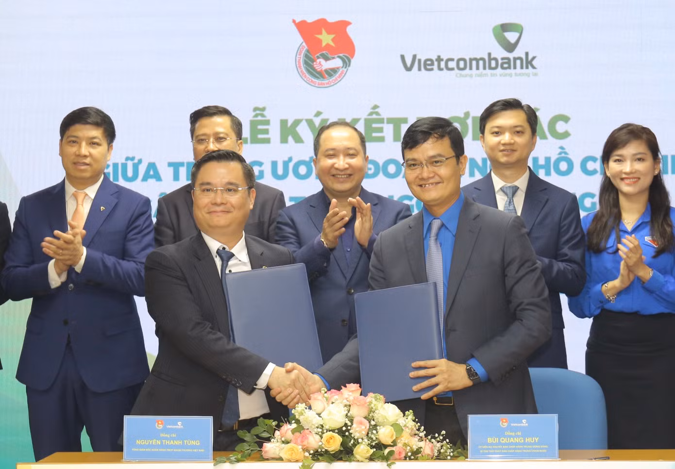 Bí thư thứ nhất T.Ư Đoàn Bùi Quang Huy và Tổng Giám đốc Vietcombank Nguyễn Thanh Tùng ký kết chương trình phối hợp, giai đoạn 2023 - 2027.
