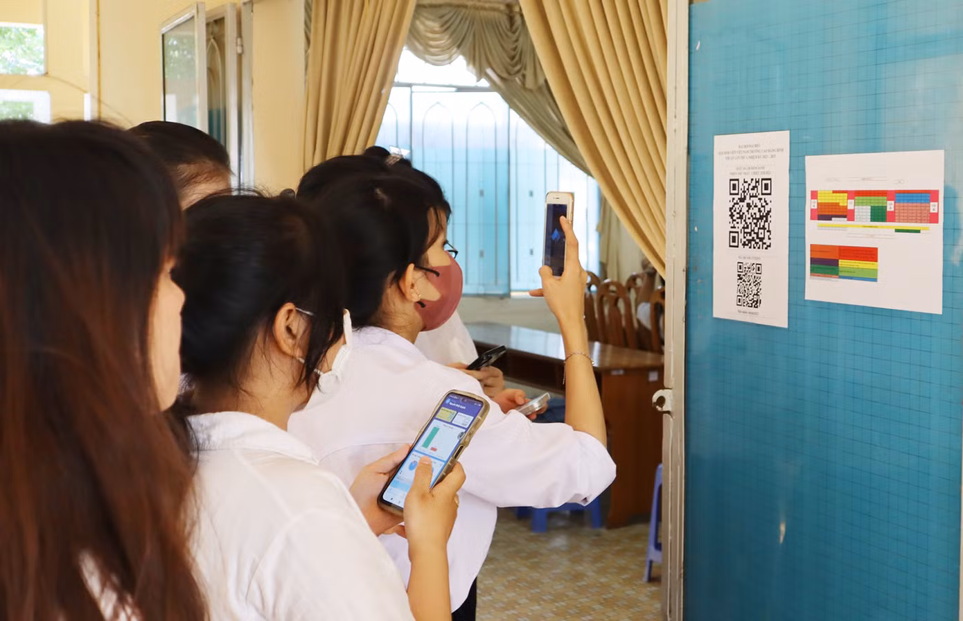 Các đại biểu tham gia điểm danh bằng hình thức quét mã QR.