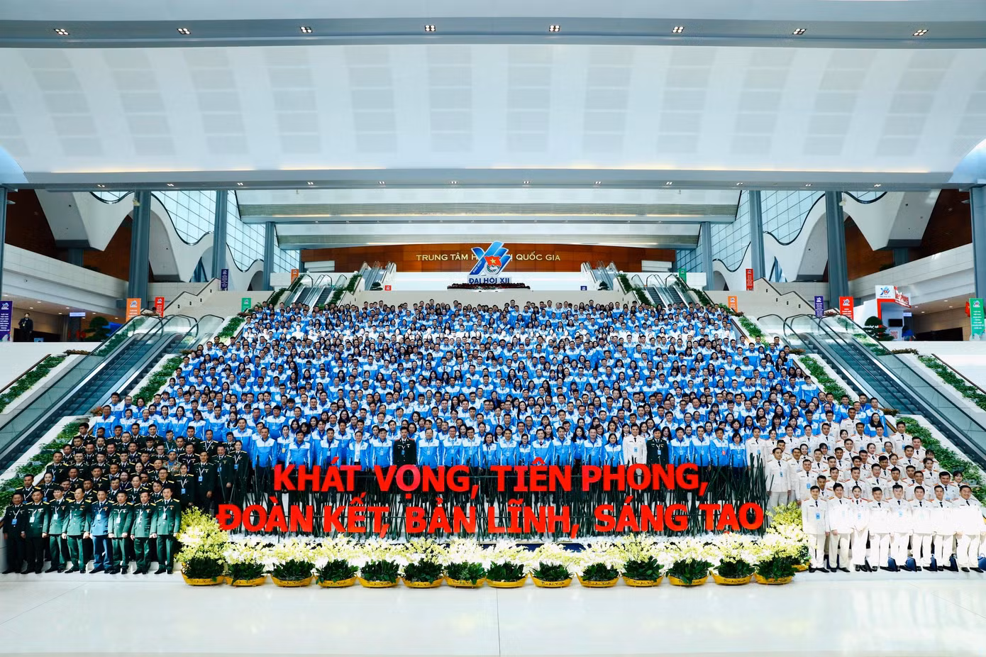 981 đại biểu tham dự Đại hội Đoàn toàn quốc lần thứ XII tạo khối trong bức ảnh tổng thể. 981 đại biểu tham dự Đại hội Đoàn toàn quốc lần thứ XII tạo khối trong bức ảnh tổng thể.