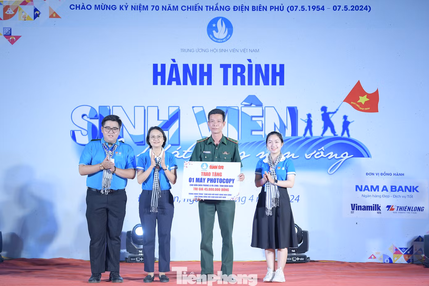 Trong khuôn khổ chương trình, T.Ư Hội SVVN trao tặng 500 bản đồ Tổ quốc trị giá 20 triệu đồng cho huyện Đoàn Mường Nhé, tỉnh Điện Biên; Hội Sinh viên Việt Nam TPHCM trao tặng đồn Biên phòng A Pa Chải 1 máy photocopy trị giá 45 triệu đồng.
