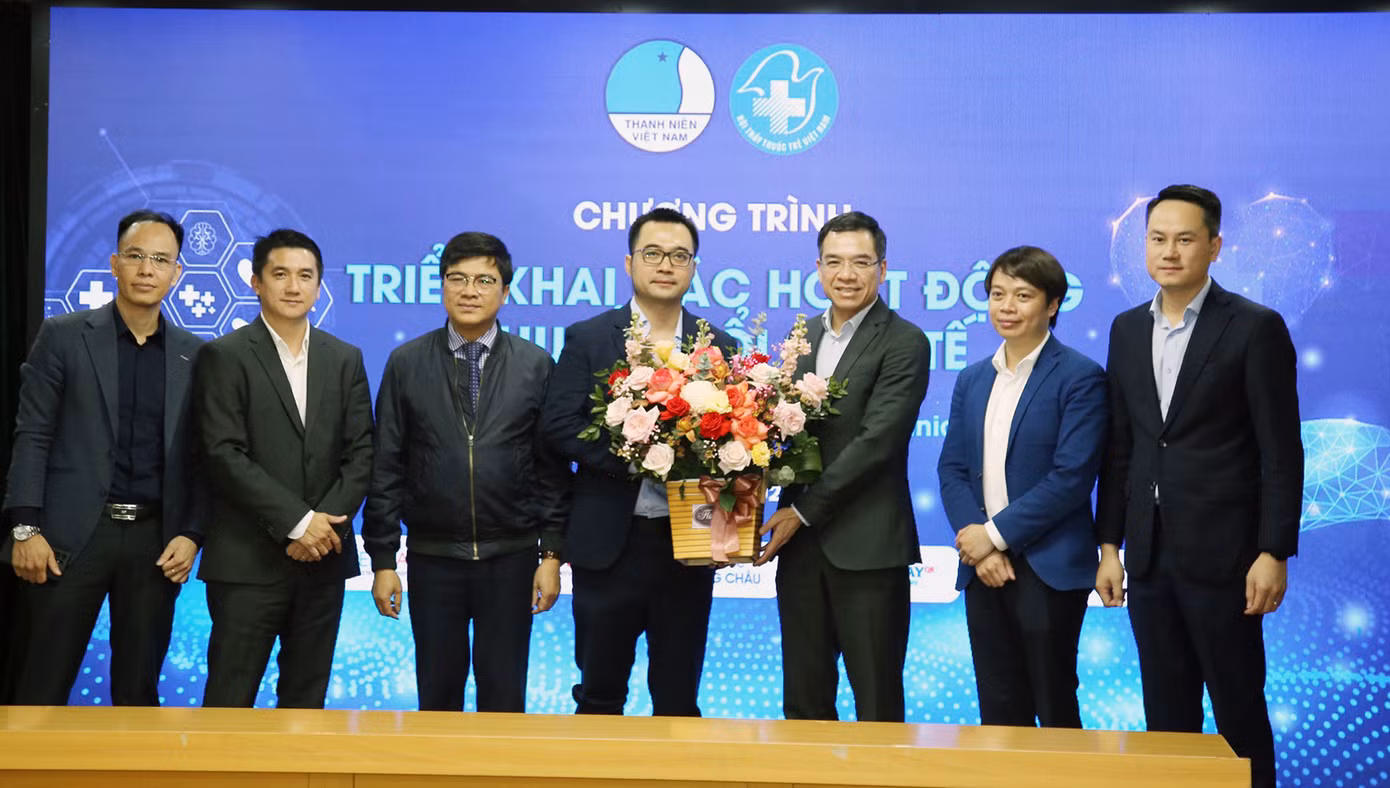 Đại diện Hội Thầy thuốc trẻ Việt Nam và các đơn vị liên quan ký kết triển khai chương trình “Khởi nghiệp số y tế Clinic 4.0”.