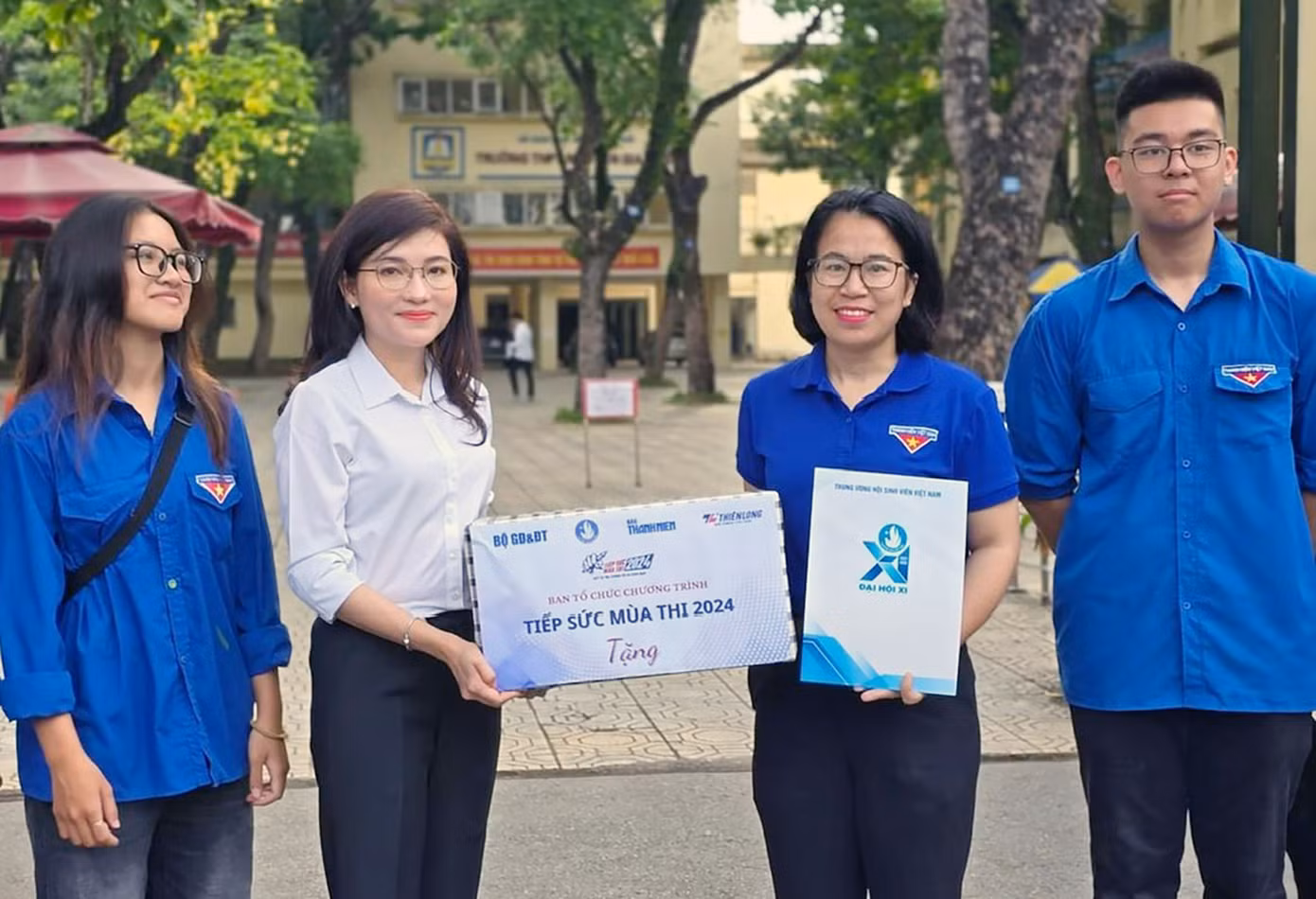 Thường trực T.Ư Hội Sinh viên Việt Nam thăm và động viên các lực lượng tham gia chương trình Tiếp sức mùa thi.