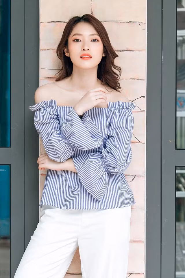 Tại điểm cầu trường THPT Chuyên Phan Bội Châu là MC Khánh Vy. Tại điểm cầu trường THPT Chuyên Phan Bội Châu là MC Khánh Vy.
