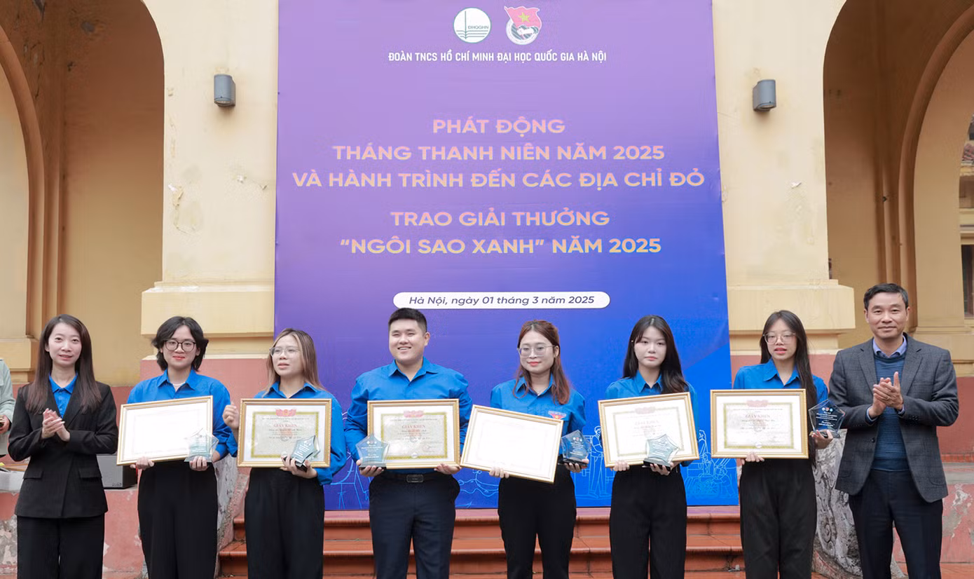 Sinh viên ĐHQG Hà Nội tổ chức khởi động Tháng Thanh niên 2025 tại địa chỉ đỏ. Sinh viên ĐHQG Hà Nội tổ chức khởi động Tháng Thanh niên 2025 tại địa chỉ đỏ.