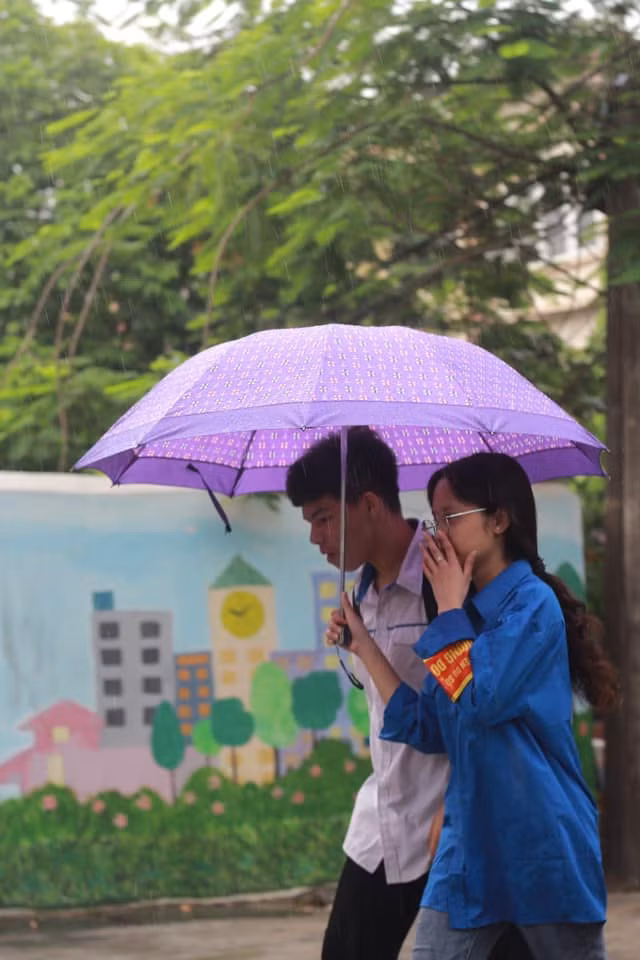 Tình nguyện viên đã thực hiện nhiều hoạt động ý nghĩa: Hướng dẫn hỗ trợ thí sinh và người nhà của thí sinh trong việc làm thủ tục dự thi; chỉ dẫn sơ đồ phòng thi, trông giữ đồ miễn phí.