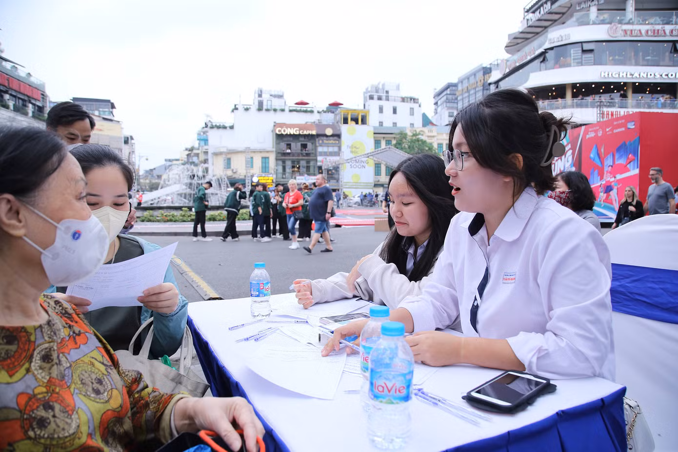 Khám chữa bệnh miễn phí cho bà con nhân dân tại chương trình.
